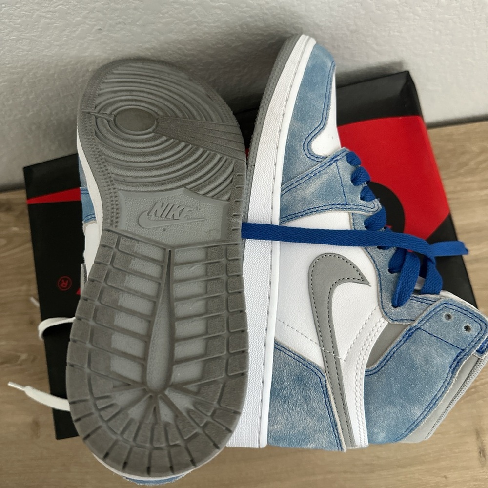 Jordan 1 Hyper Royals - image 3